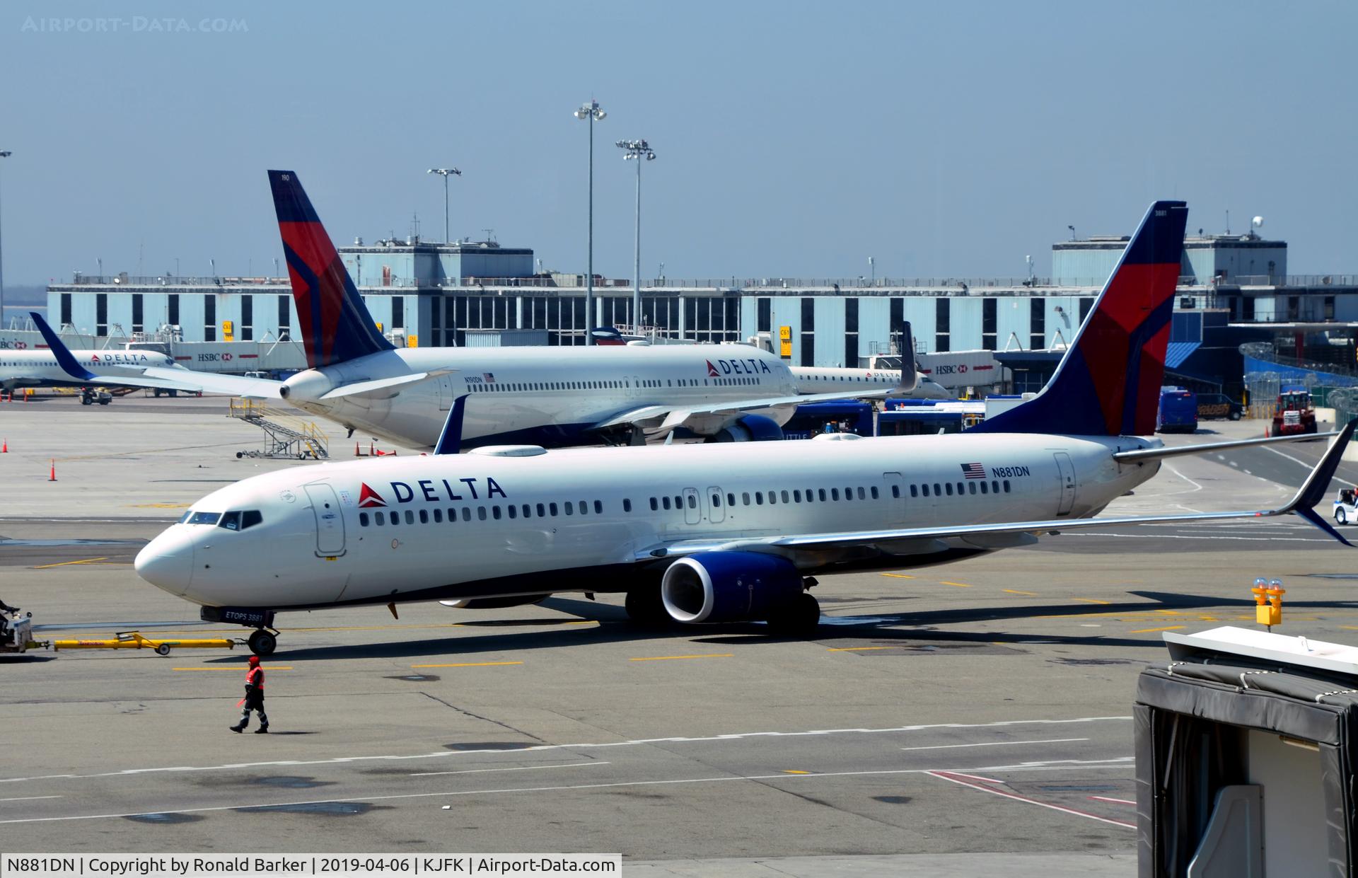 N881DN, 2017 Boeing 737-932/ER C/N 31992, Push back JFK