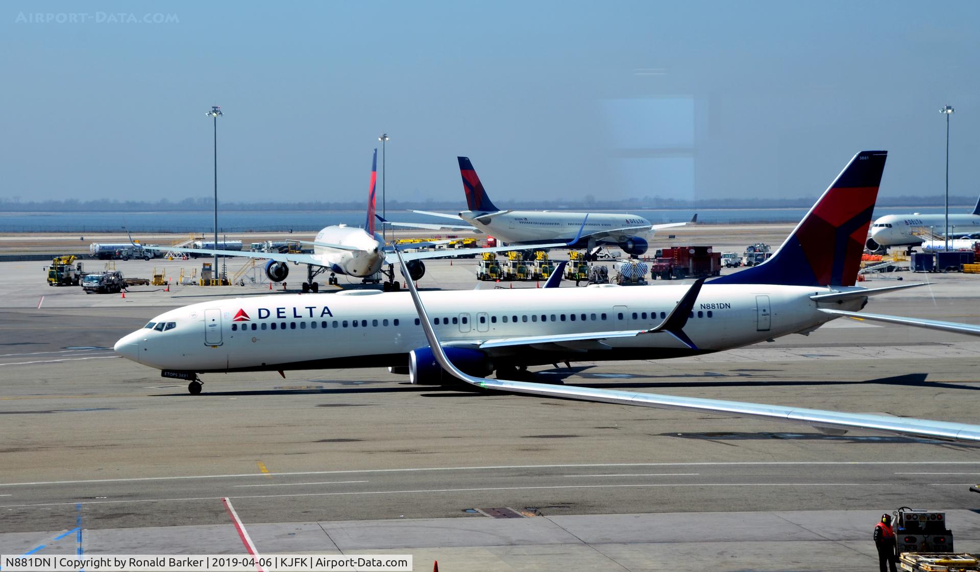 N881DN, 2017 Boeing 737-932/ER C/N 31992, Taxi JFK