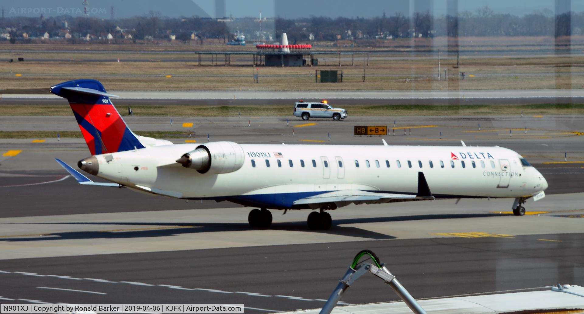 N901XJ, 2007 Bombardier CRJ-900ER (CL-600-2D24) C/N 15130, Taxi JFK