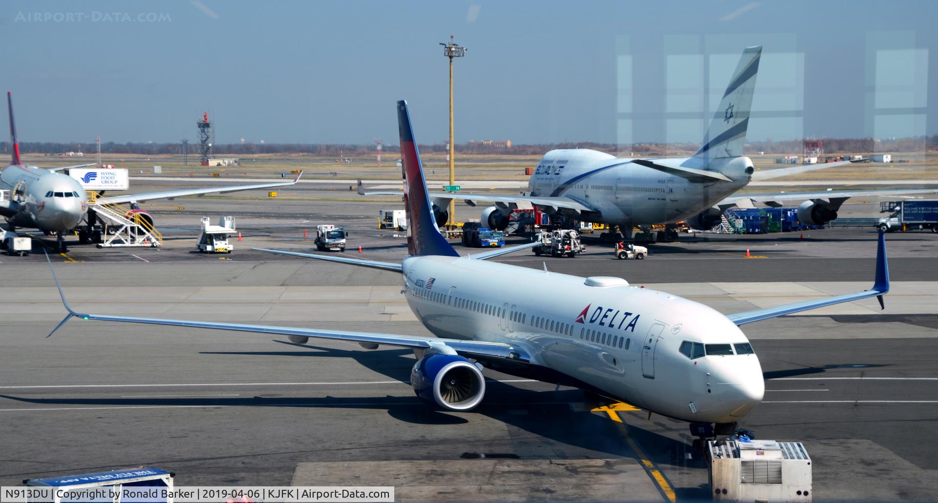 N913DU, 2019 Boeing 737-932/ER C/N 62781, Pushback JFK