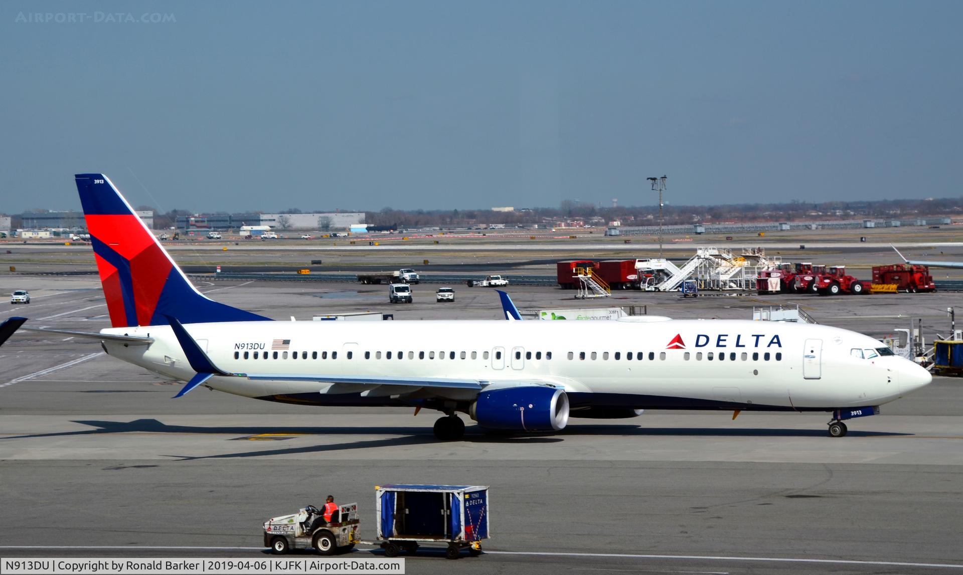 N913DU, 2019 Boeing 737-932/ER C/N 62781, Taxi JFK