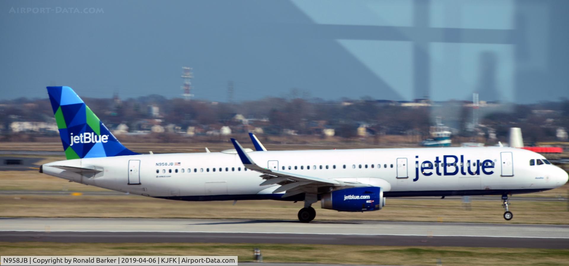 N958JB, 2015 Airbus A321-231 C/N 6859, Takeoff JFK