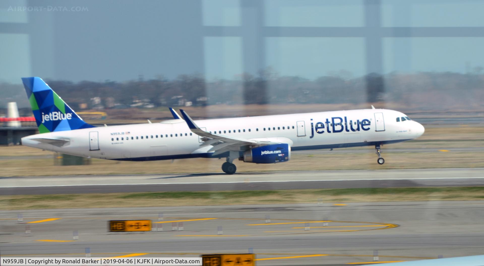 N959JB, 2015 Airbus A321-231 C/N 6903, Nose wheel liftoff JFK