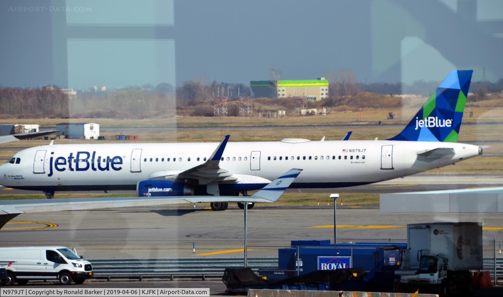 N979JT, 2017 Airbus A321-231 C/N 7627, Taxi JFK