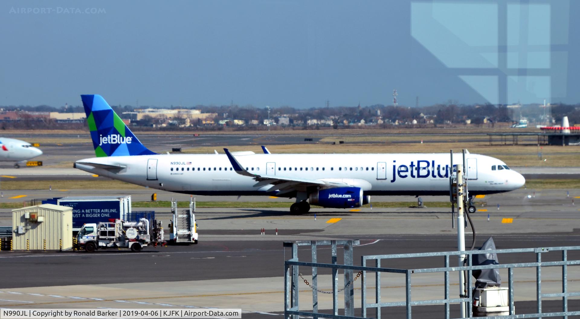 N990JL, 2017 Airbus A321-231 C/N 7993, Taxi JFK