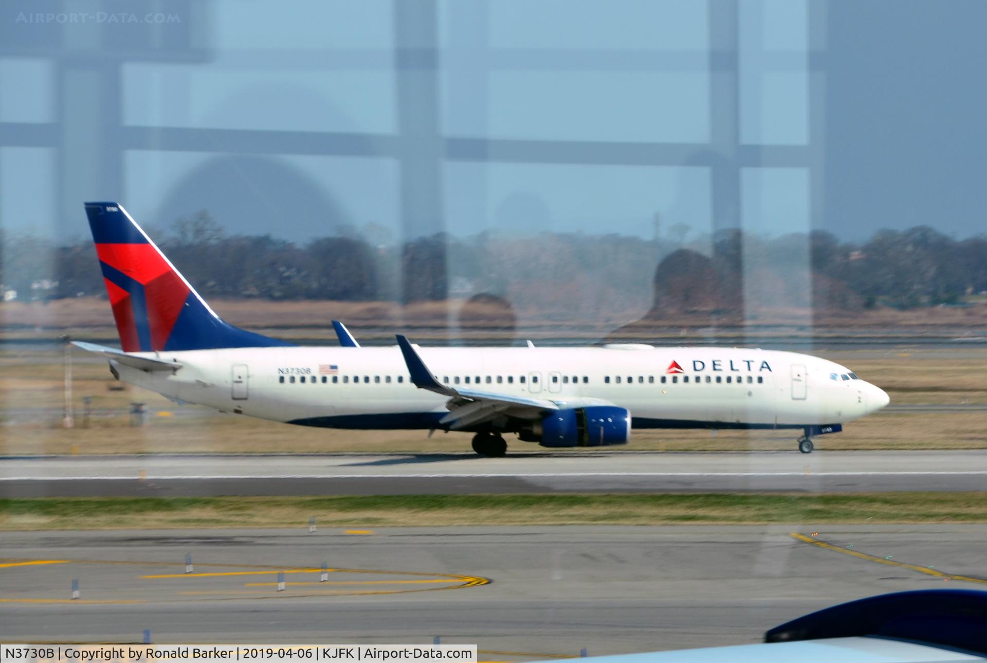 N3730B, 2000 Boeing 737-832 C/N 30538, Landing JFK