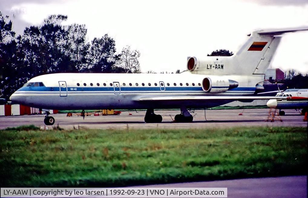 LY-AAW, 1988 Yakovlev Yak-42D C/N 4520423811417, Vilnius 23.9.1992