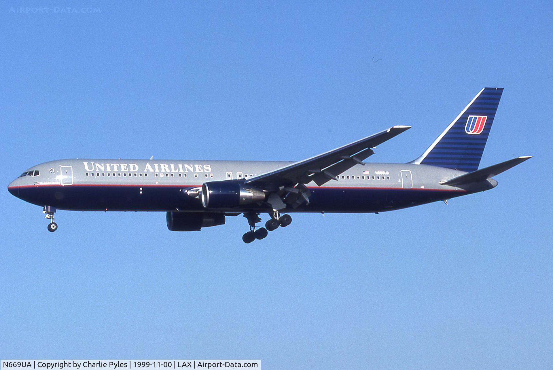 N669UA, 1999 Boeing 767-322 C/N 30025, United
