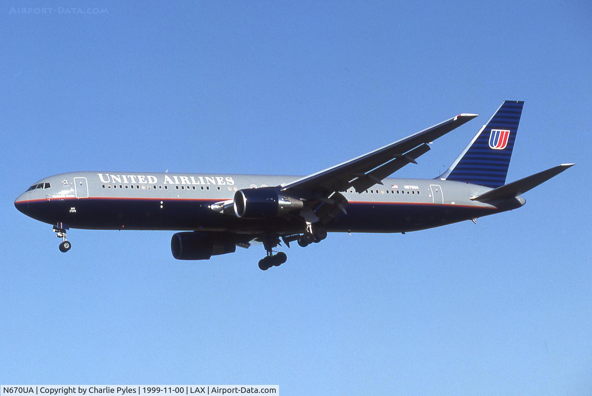 N670UA, 1999 Boeing 767-322 C/N 29240, United
