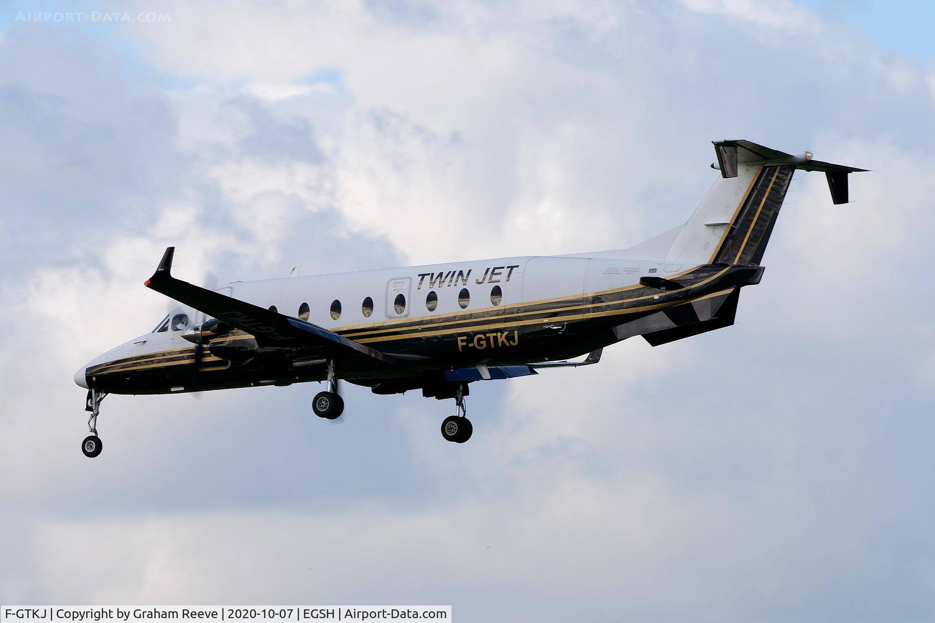 F-GTKJ, 1998 Beech 1900D C/N UE-348, Landing at Norwich.