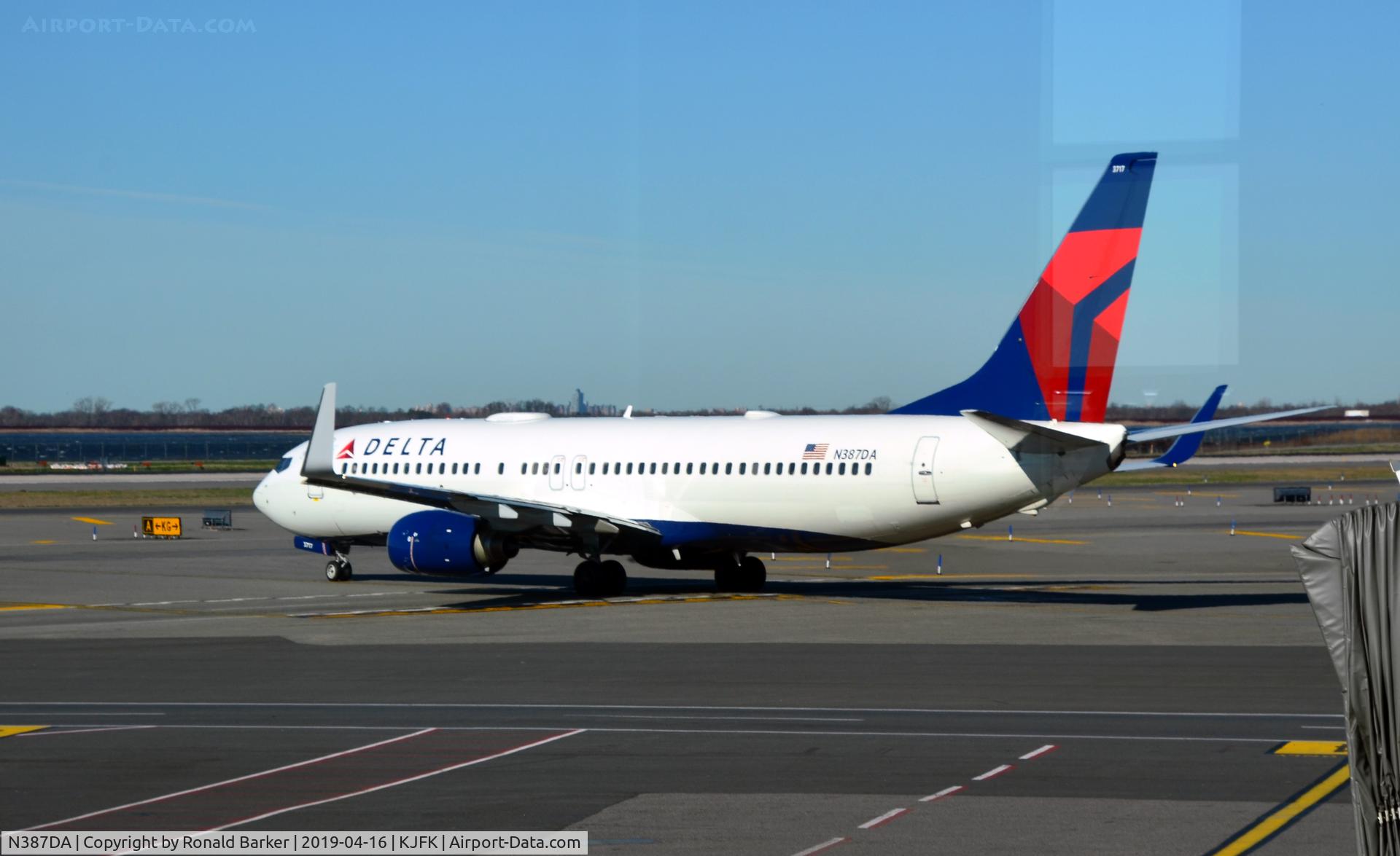 N387DA, 2000 Boeing 737-832 C/N 30374, Taxi JFK