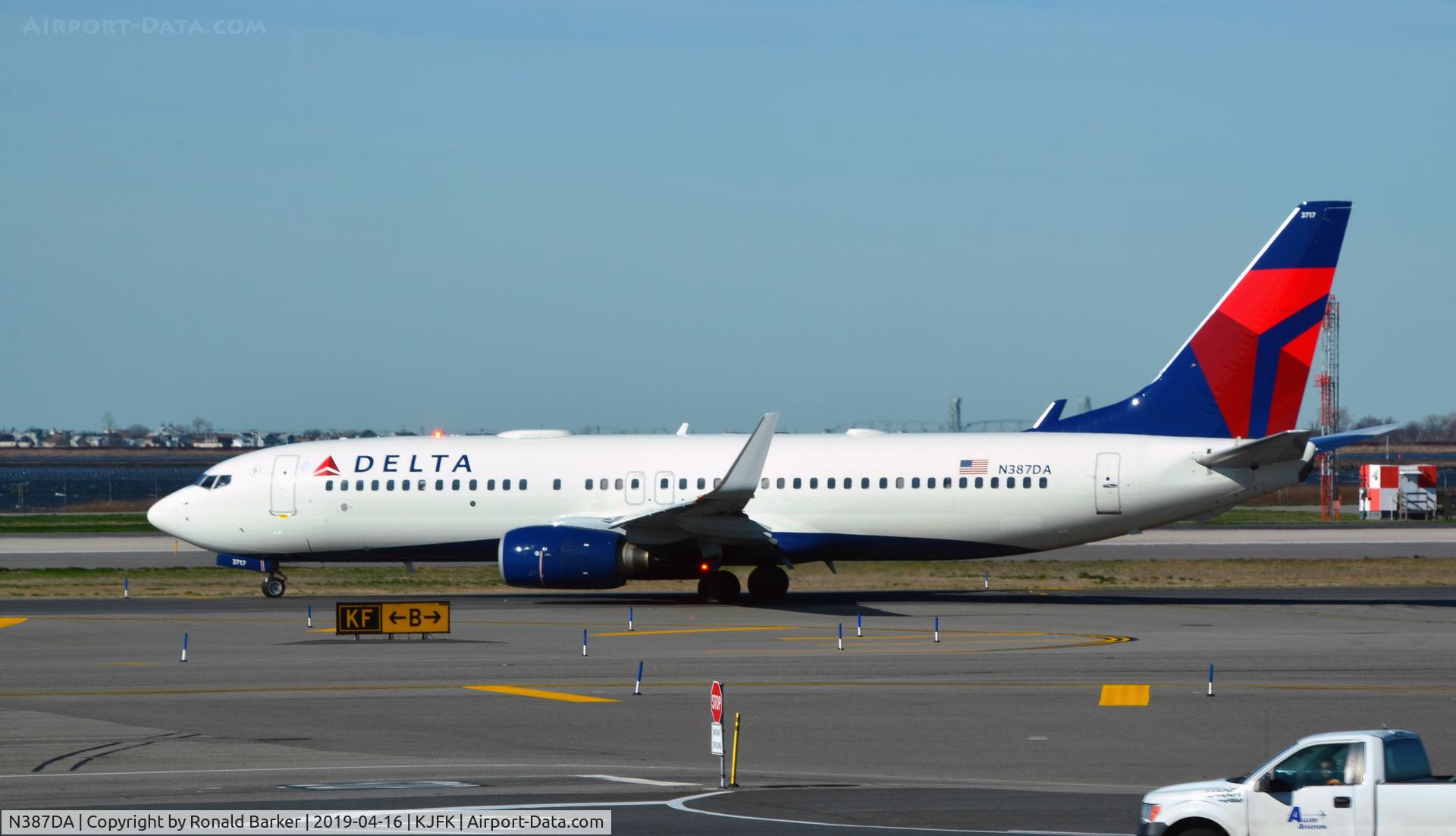 N387DA, 2000 Boeing 737-832 C/N 30374, Taxi JFK