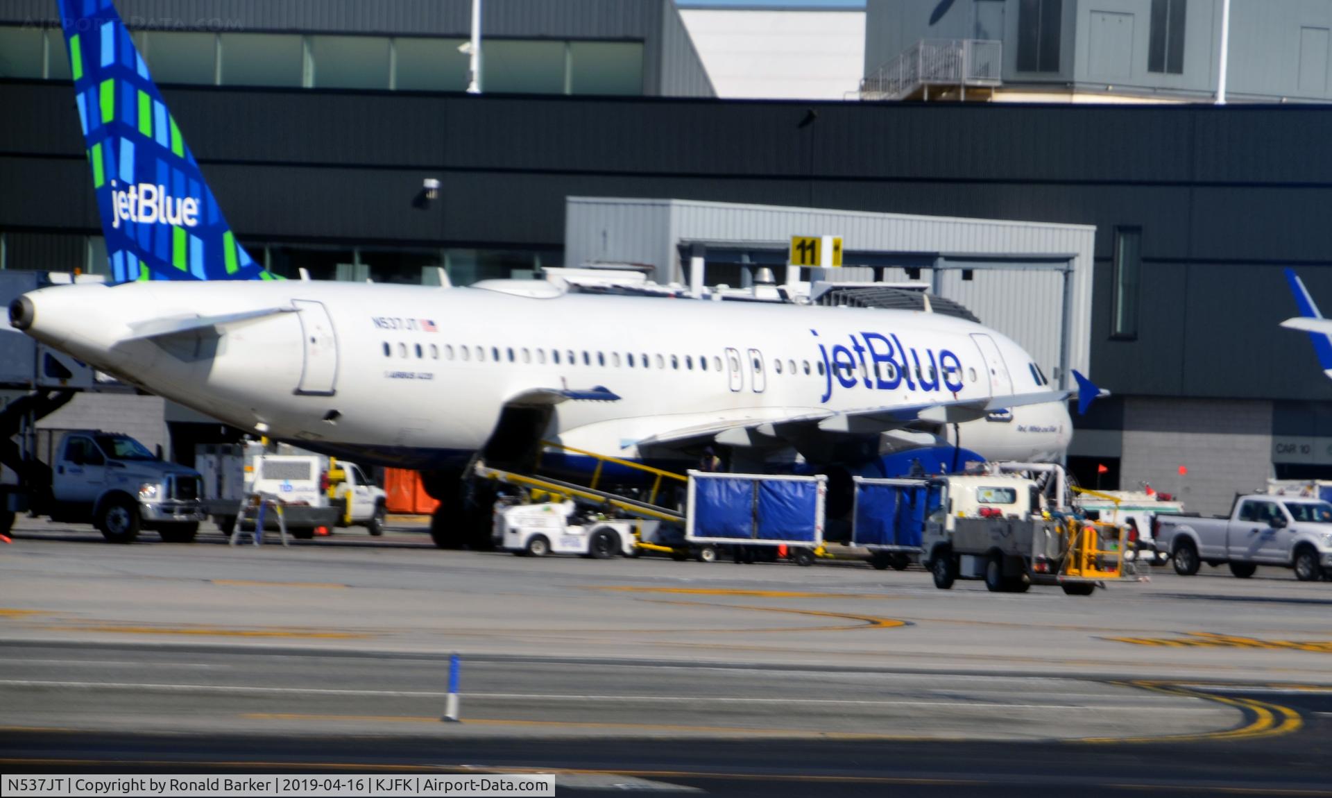 N537JT, 2002 Airbus A320-232 C/N 1785, Gate 11 JFK