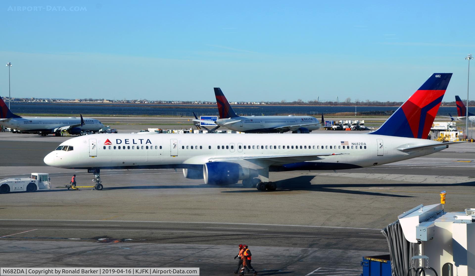 N682DA, 1993 Boeing 757-232 C/N 26958, Pushback JFK