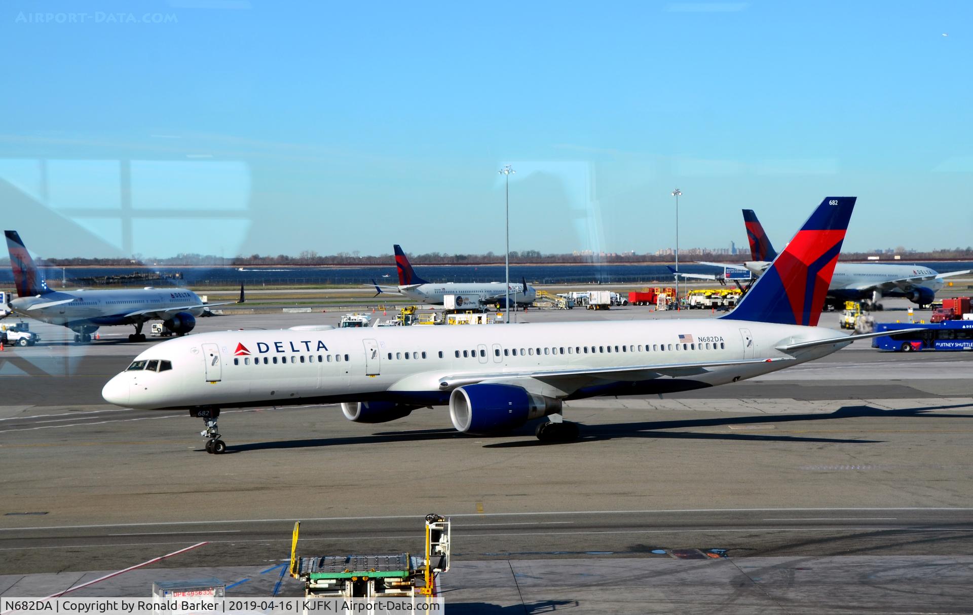N682DA, 1993 Boeing 757-232 C/N 26958, Taxi JFK