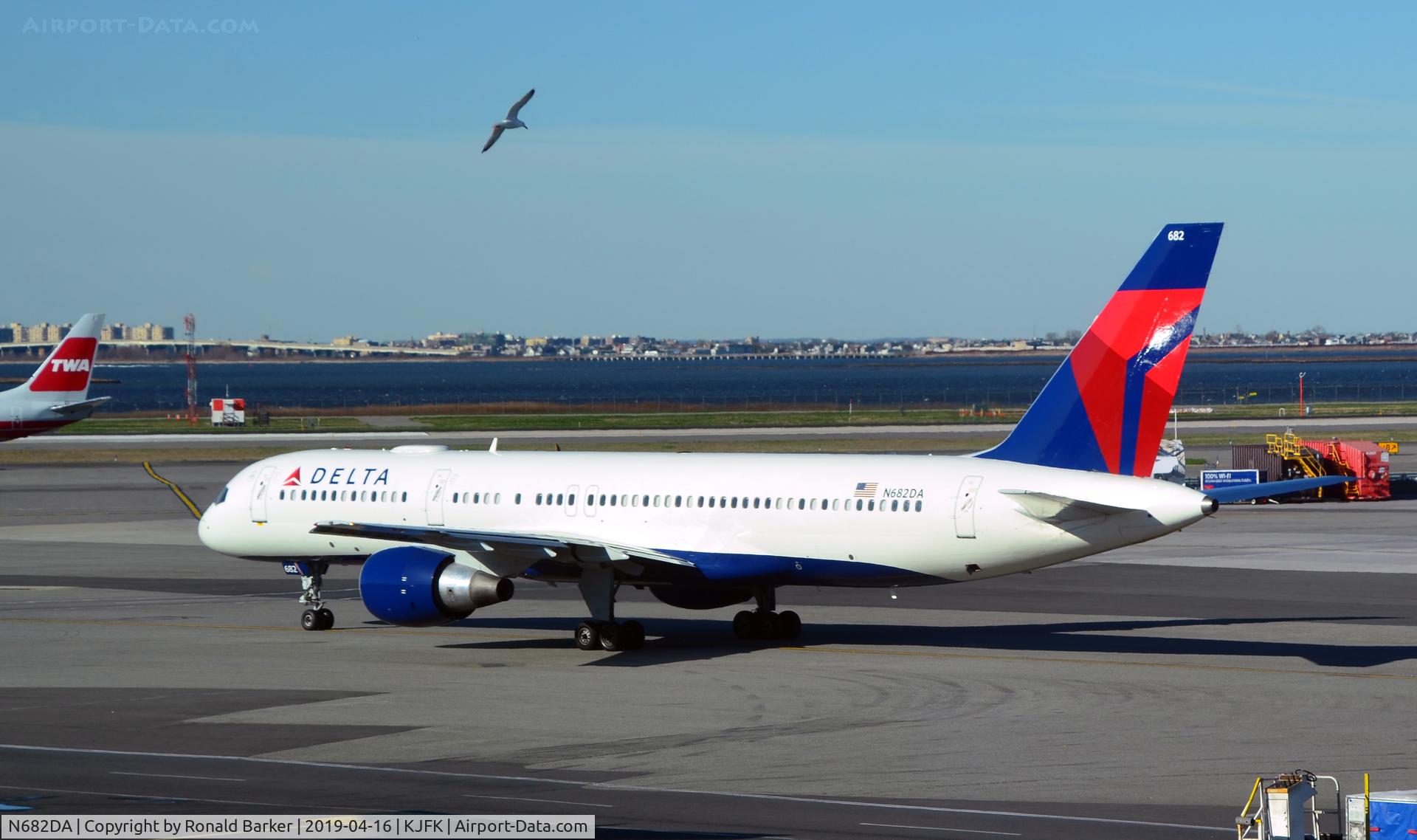 N682DA, 1993 Boeing 757-232 C/N 26958, Taxi JFK