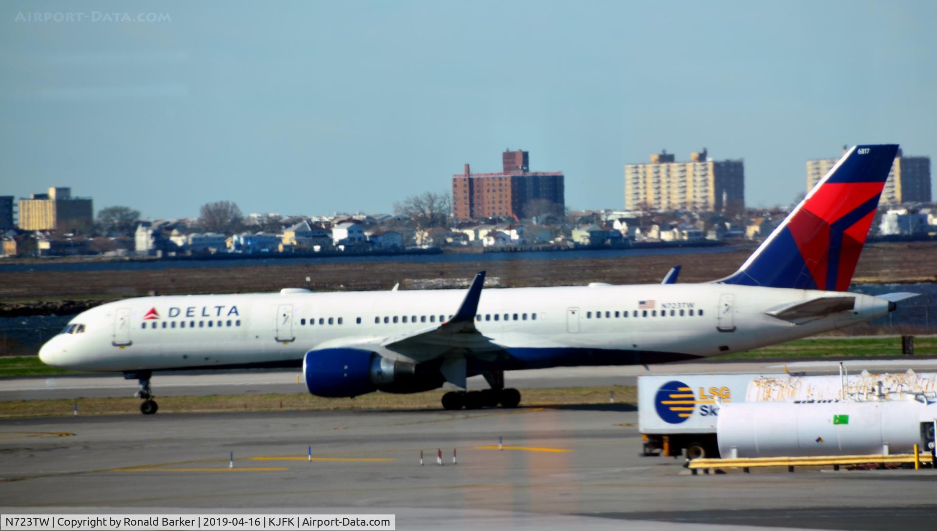 N723TW, 2000 Boeing 757-231 C/N 29378, Taxi JFK