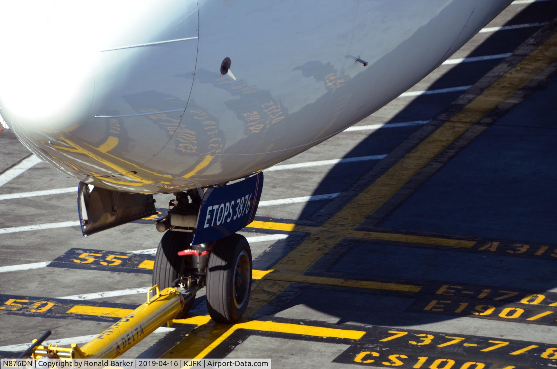 N876DN, 2017 Boeing 737-900/ER C/N 31987, Nose gear JFK