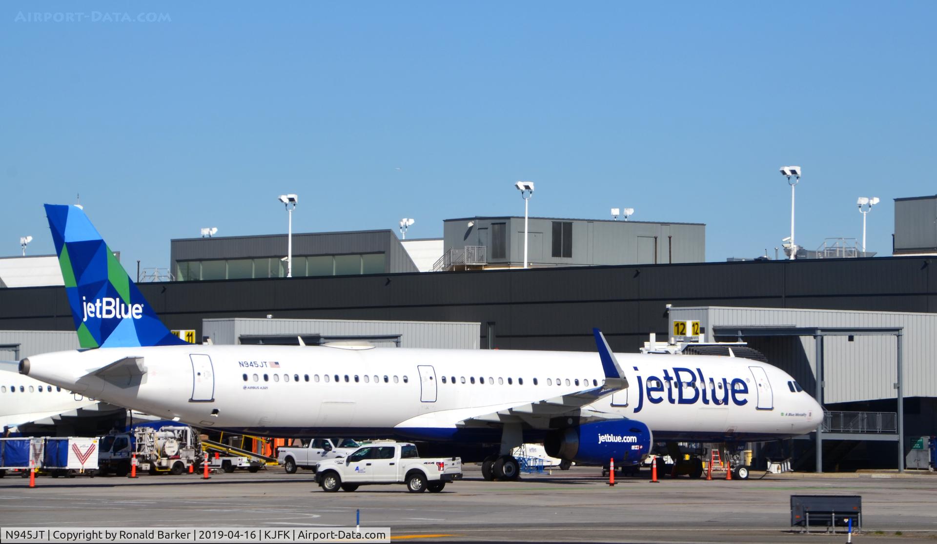 N945JT, 2014 Airbus A321-231 C/N 6390, Gate 12 JFK