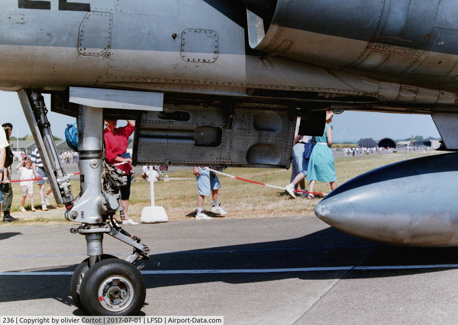 236, Dassault Mirage F.1CT C/N 236, Wiew on the landing gear