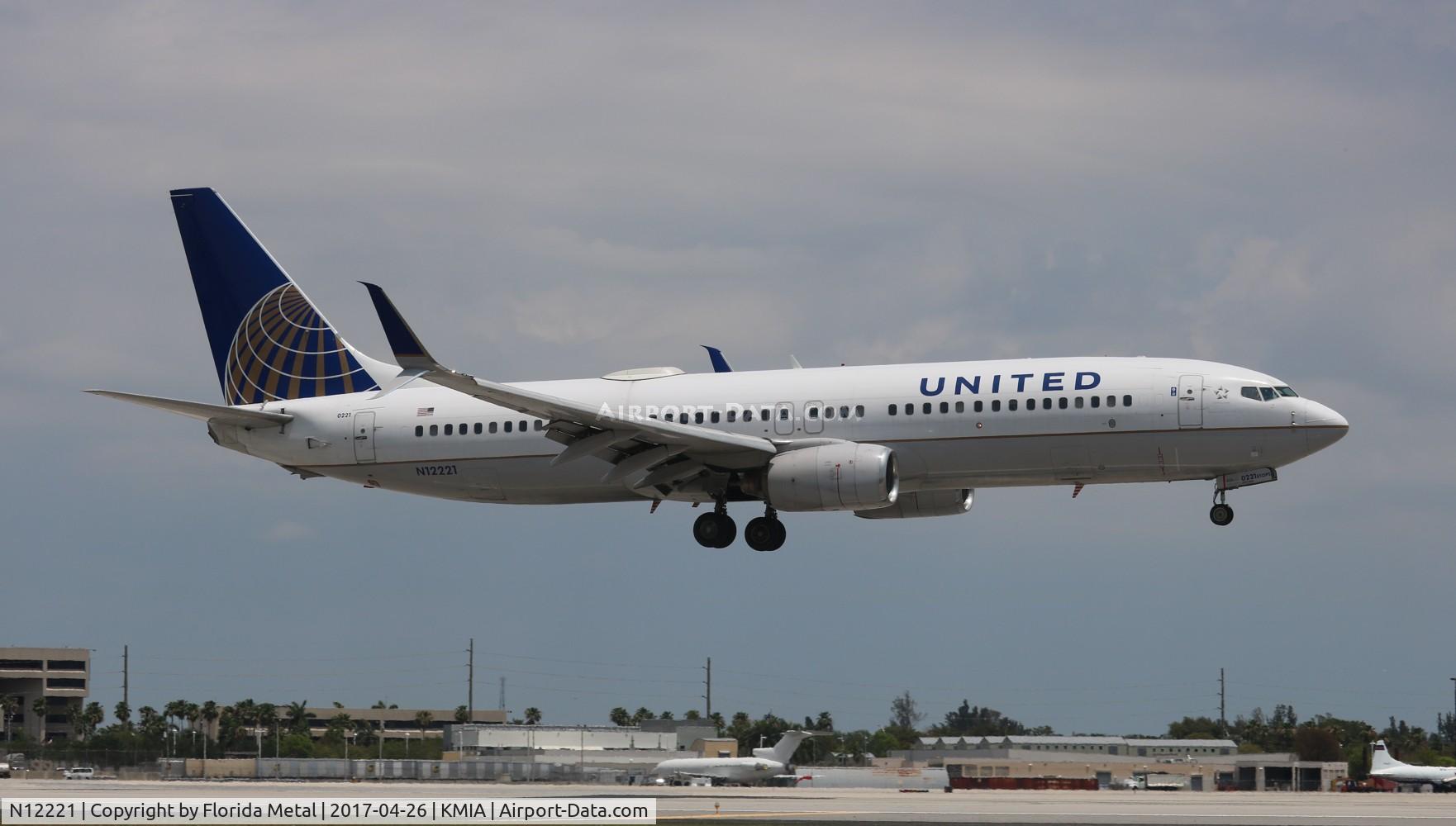 N12221, 1998 Boeing 737-824 C/N 28930, United 737-824