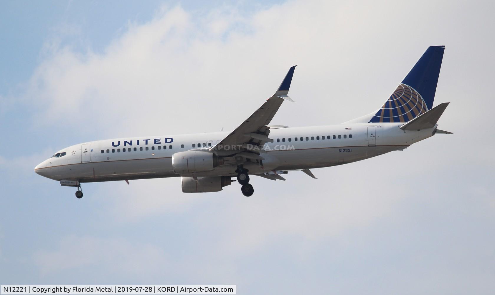 N12221, 1998 Boeing 737-824 C/N 28930, United 737-824