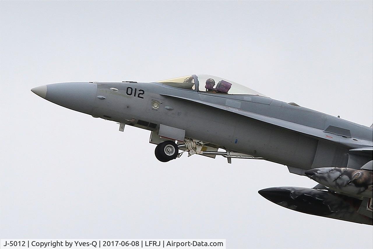 J-5012, McDonnell Douglas F/A-18C Hornet C/N 1352/SFC012, McDonnell Douglas FA-18C Hornet, Climbing from rwy 08, Landivisiau Naval Air Base (LFRJ) Tiger Meet 2017