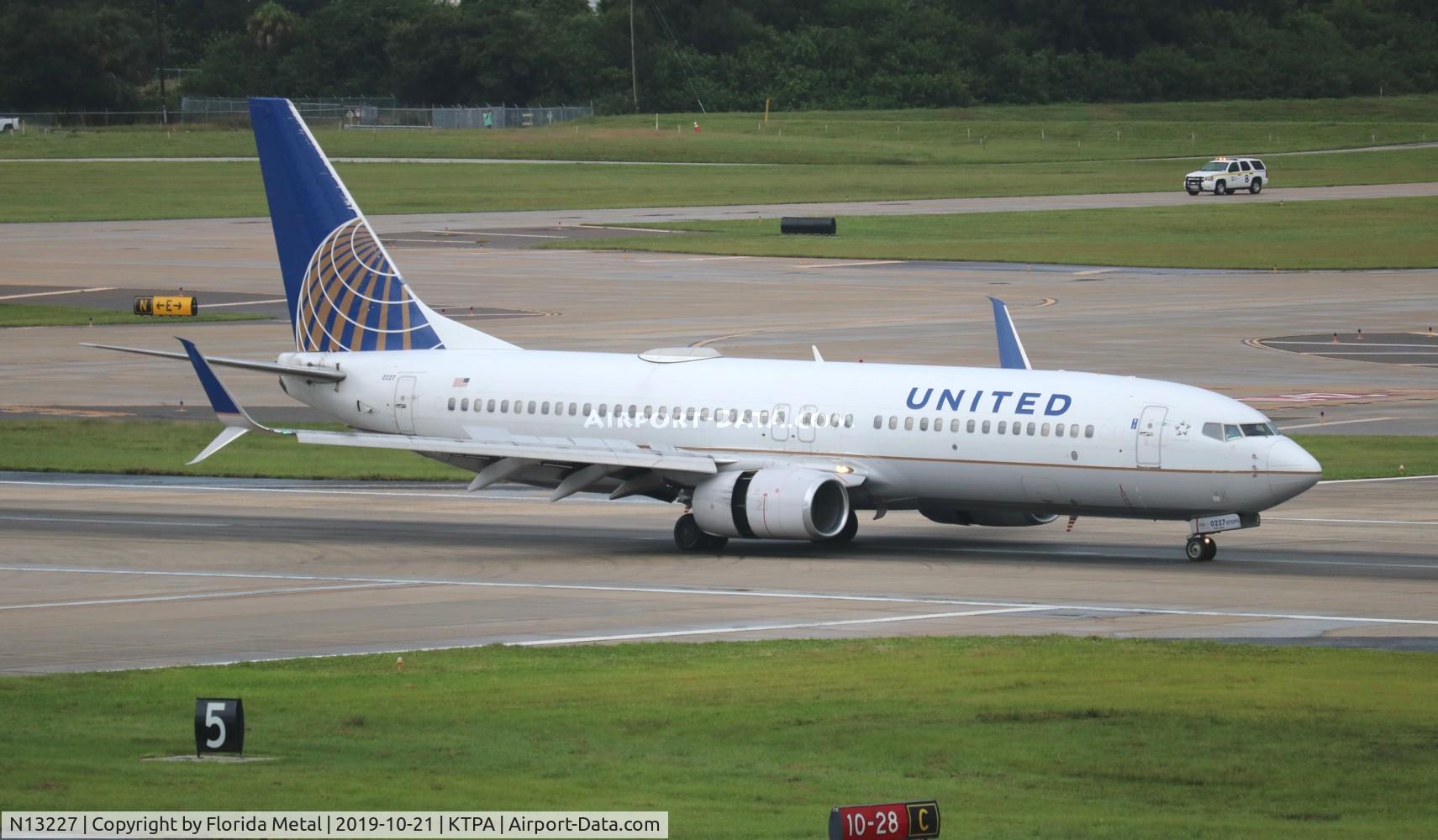 N13227, 1999 Boeing 737-824 C/N 28788, United 737-824