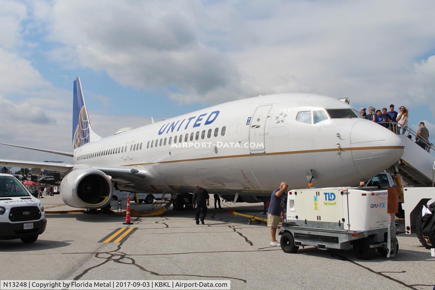 N13248, 1999 Boeing 737-824 C/N 28808, United 737-824