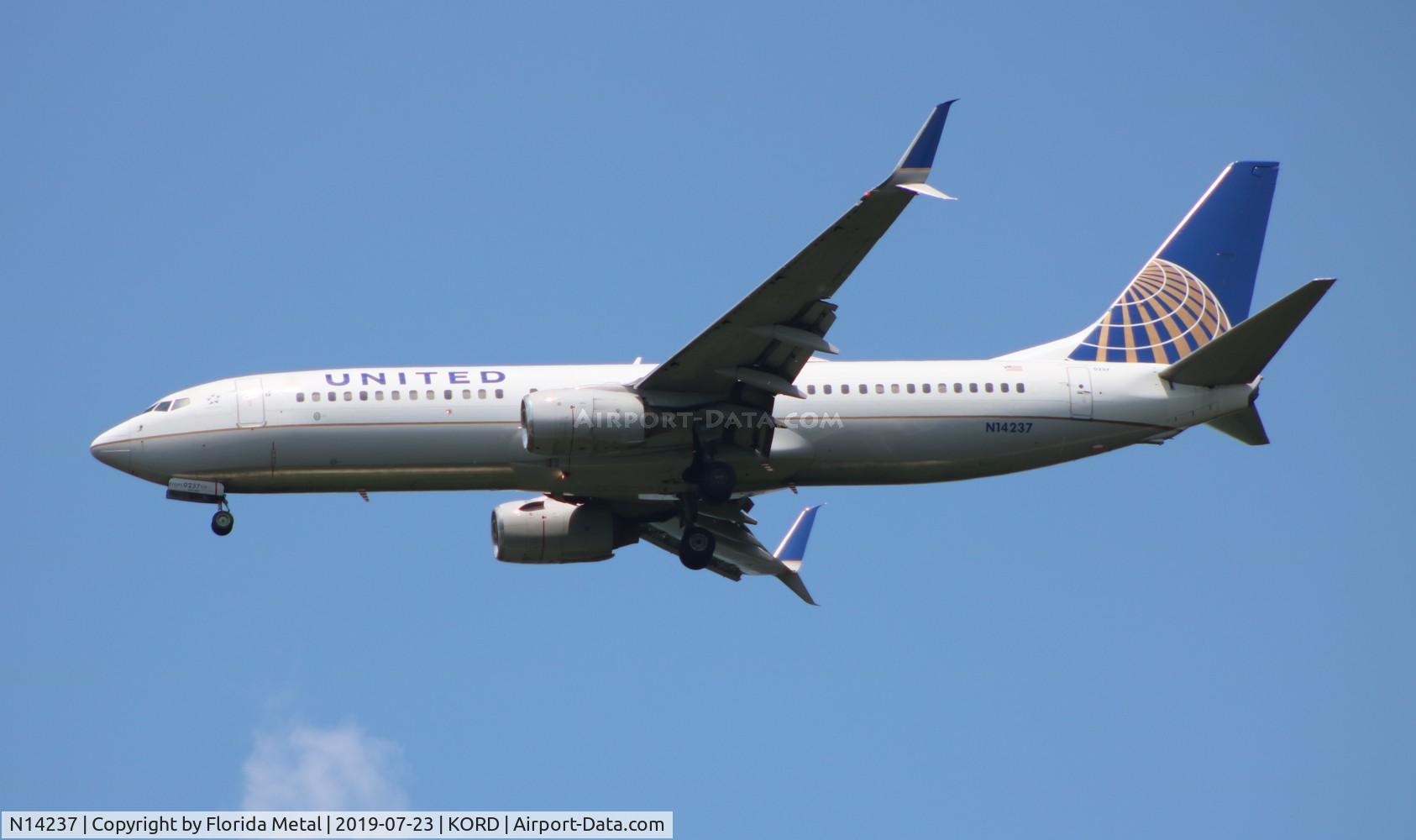 N14237, 1999 Boeing 737-824 C/N 28802, United 737-824