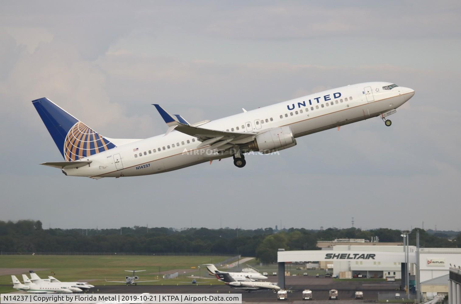 N14237, 1999 Boeing 737-824 C/N 28802, United 737-824