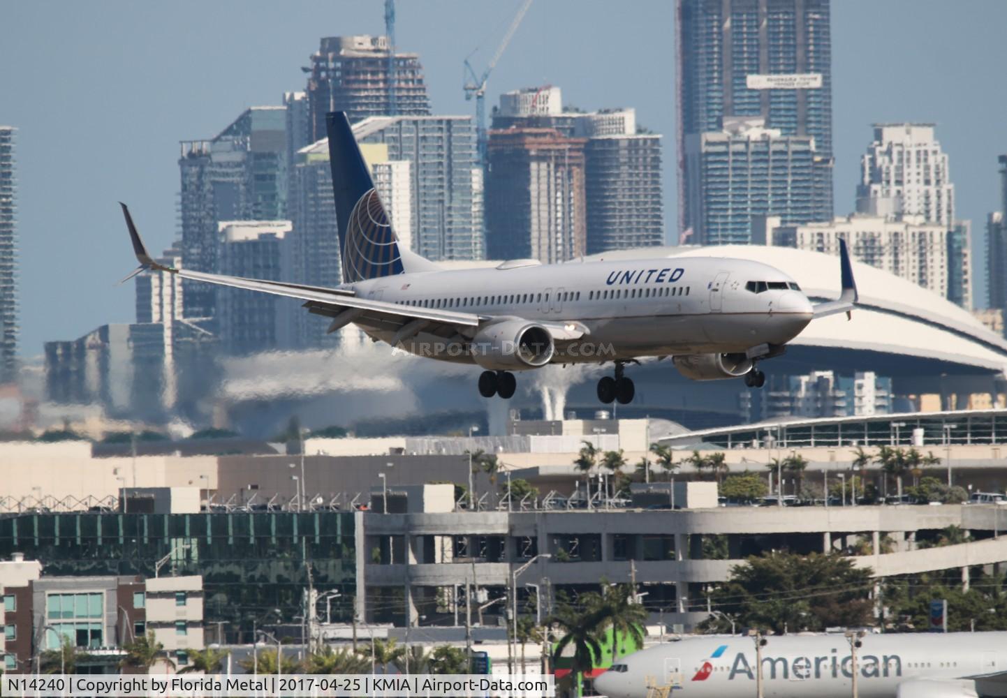 N14240, 1999 Boeing 737-824 C/N 28952, United 737-824