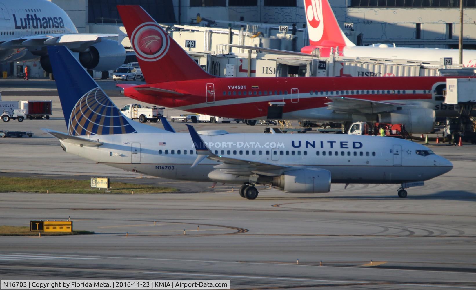 N16703, 1998 Boeing 737-724 C/N 28764, United 737-724