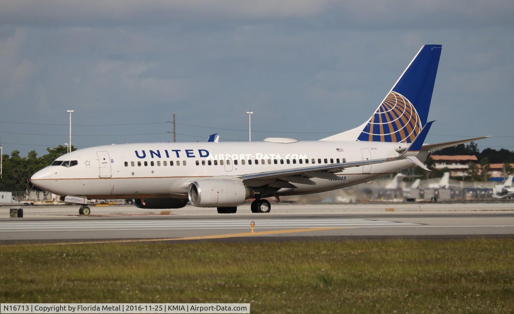 N16713, 1998 Boeing 737-724 C/N 28784, United 737-724