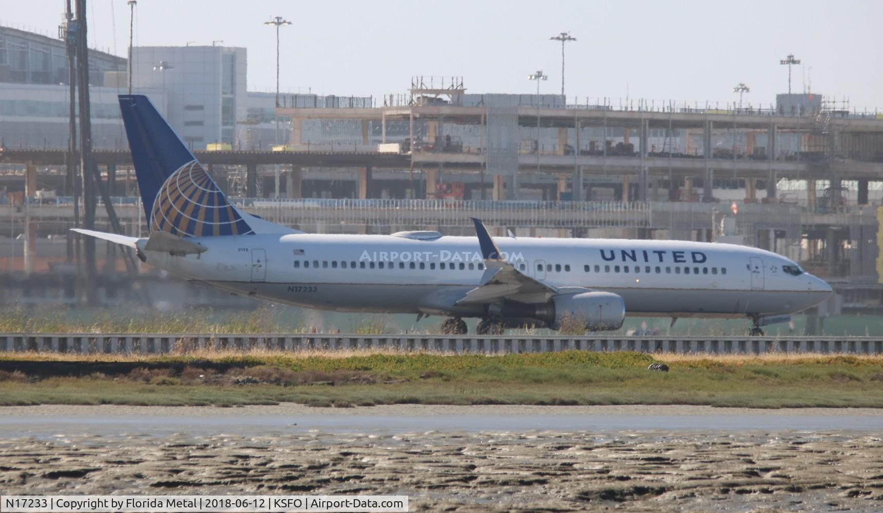 N17233, 1999 Boeing 737-824 C/N 28943, United 737-824