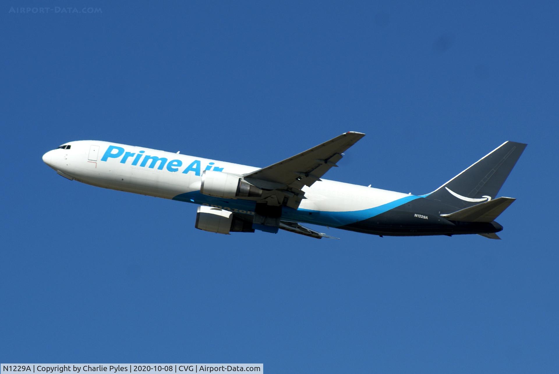 N1229A, 1999 Boeing 767-306/ER C/N 28884, ex-PH-BZM of KLM 'Pont Garibaldi'