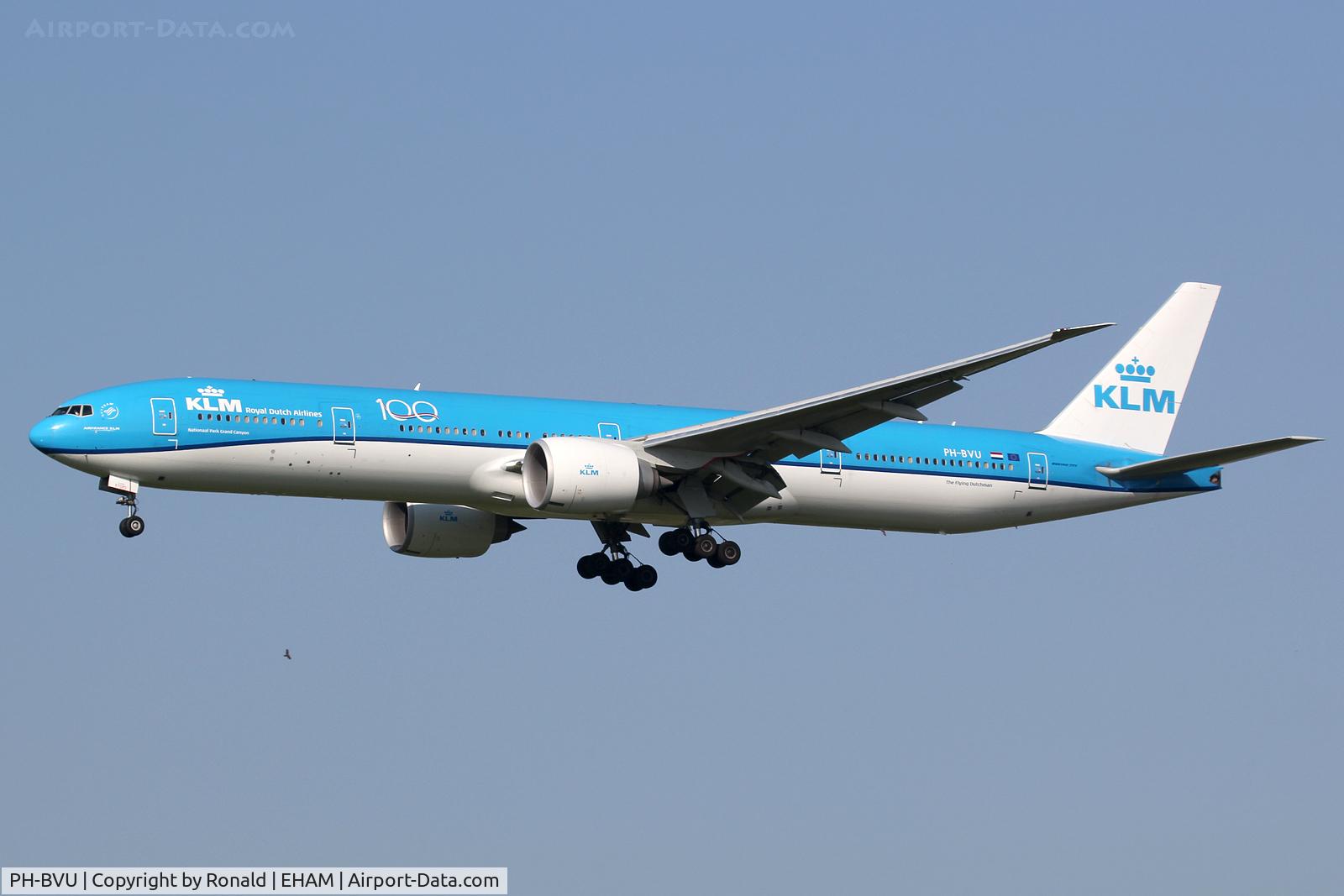 PH-BVU, 2017 Boeing 777-306/ER C/N 61702, short finals