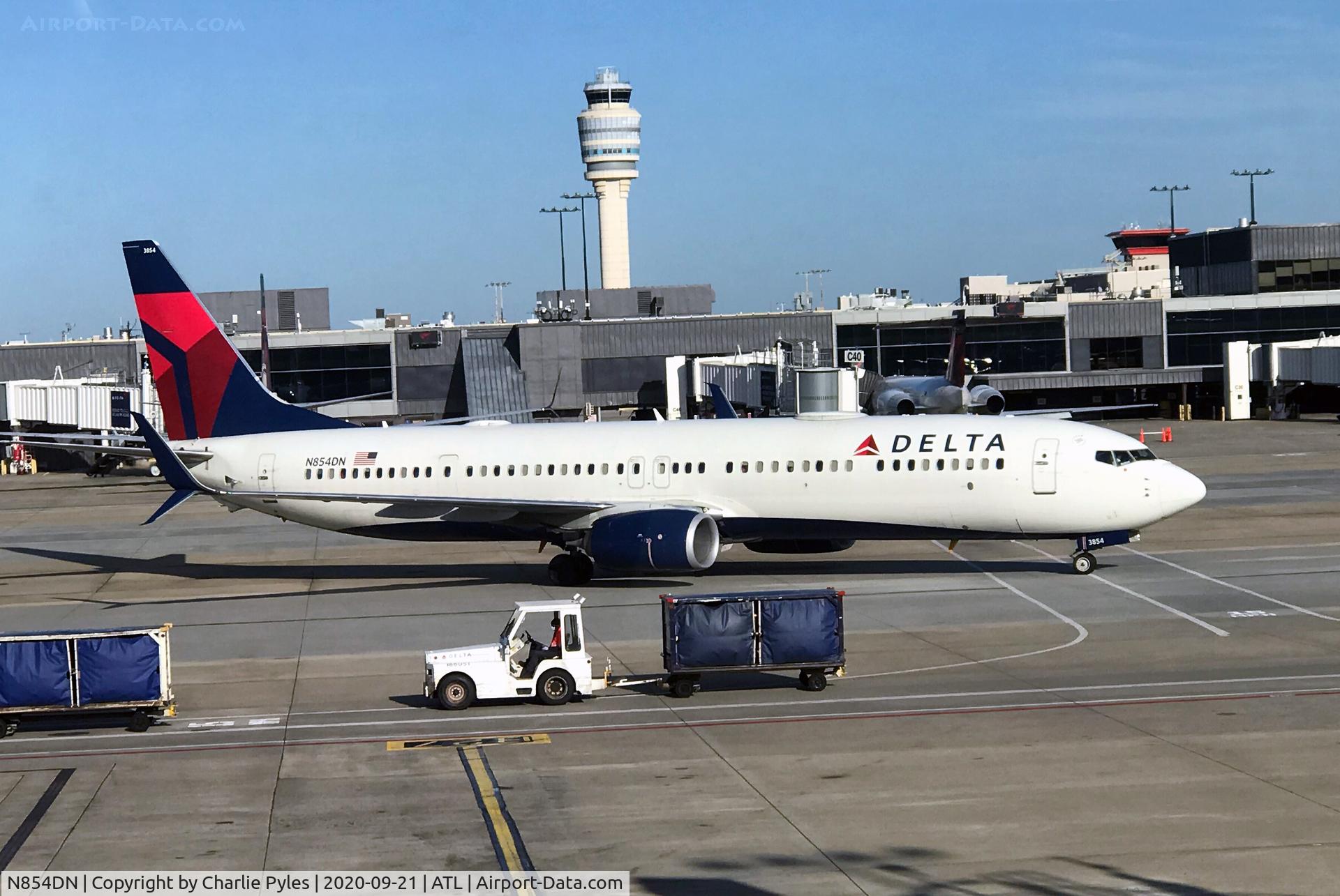N854DN, 2016 Boeing 737-932/ER C/N 31965, BC Alley