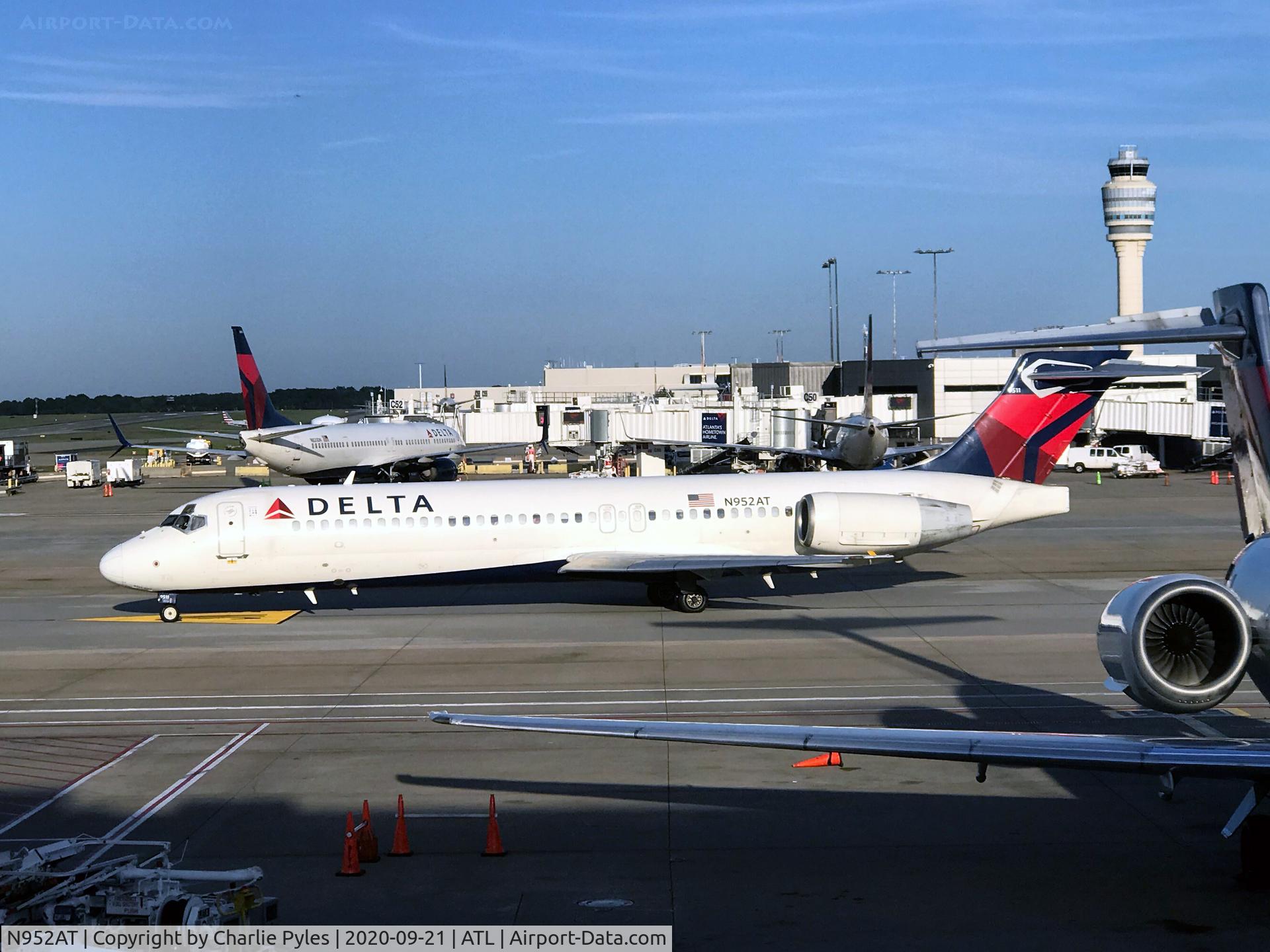 N952AT, 2000 Boeing 717-200 C/N 55014, BC Alley
