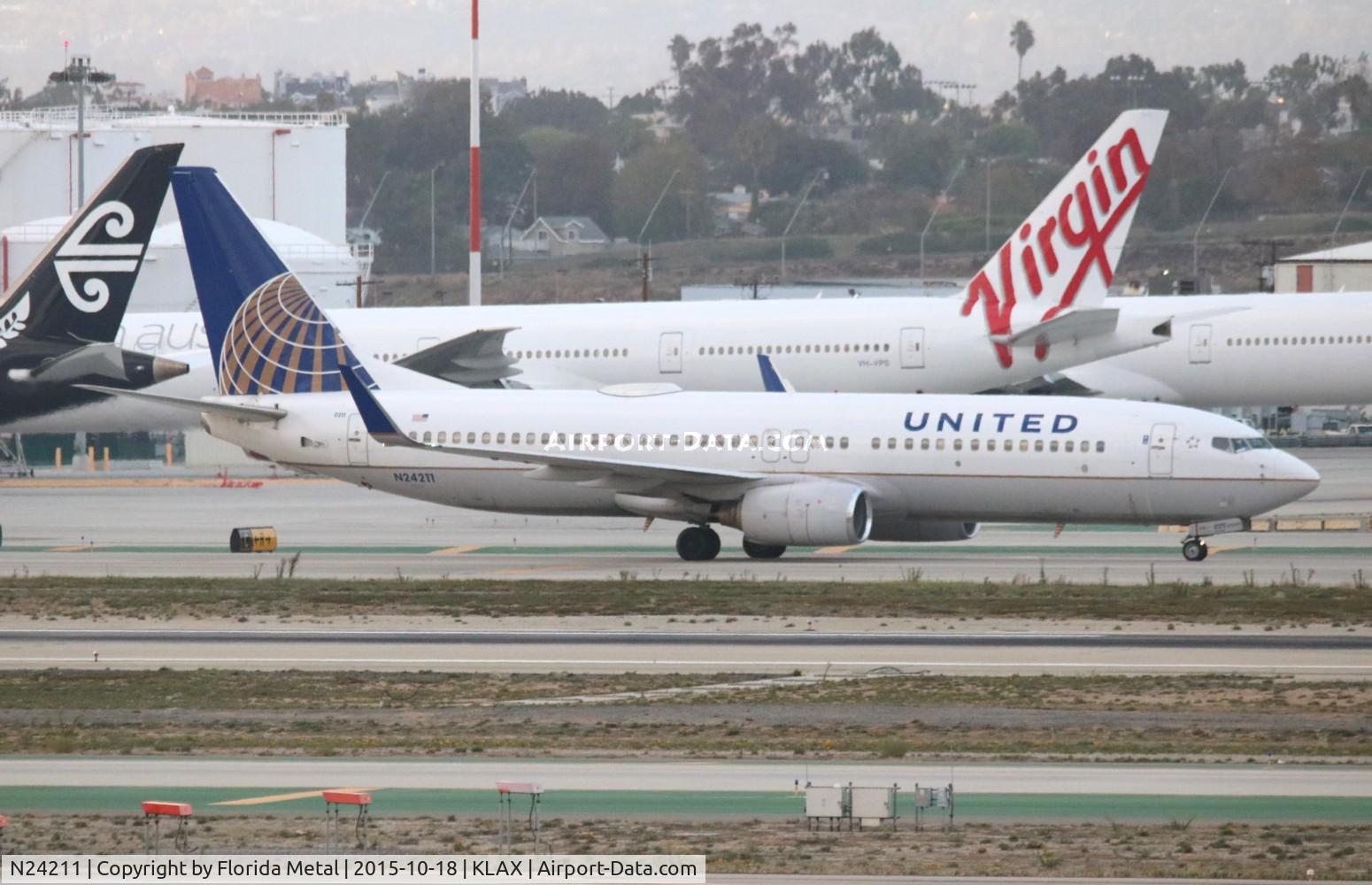N24211, 1998 Boeing 737-824 C/N 28771, United 737-824