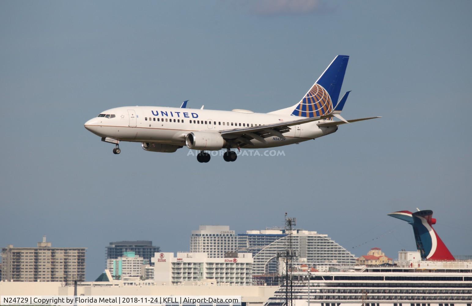 N24729, 1999 Boeing 737-724 C/N 28945, United 737-724