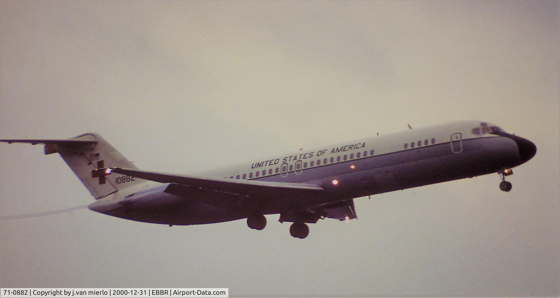 71-0882, 1971 McDonnell Douglas C-9A Nightingale C/N 47541/670, Landing EBBR late 90's scan slide