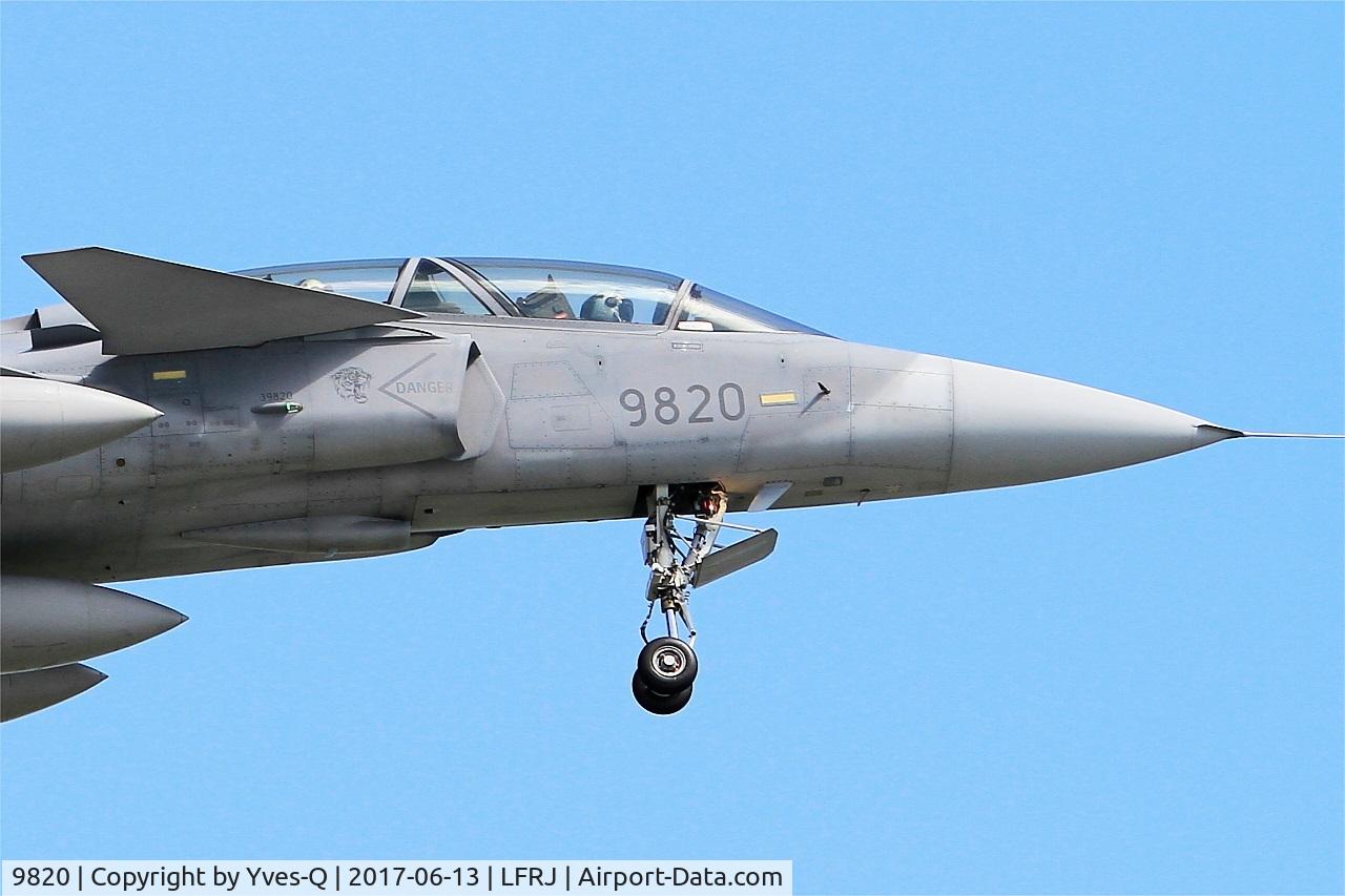 9820, 2005 Saab JAS-39D Gripen C/N 39820, Saab JAS-39D Gripen, On final rwy 08, Landivisiau Naval Air Base (LFRJ) Tiger Meet 2017
