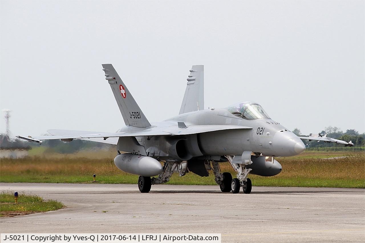 J-5021, McDonnell Douglas F/A-18C Hornet C/N 1370/SFC021, McDonnell Douglas FA-18C Hornet, Taxiing to flight-line, Landivisiau Naval Air Base (LFRJ) Tiger Meet 2017