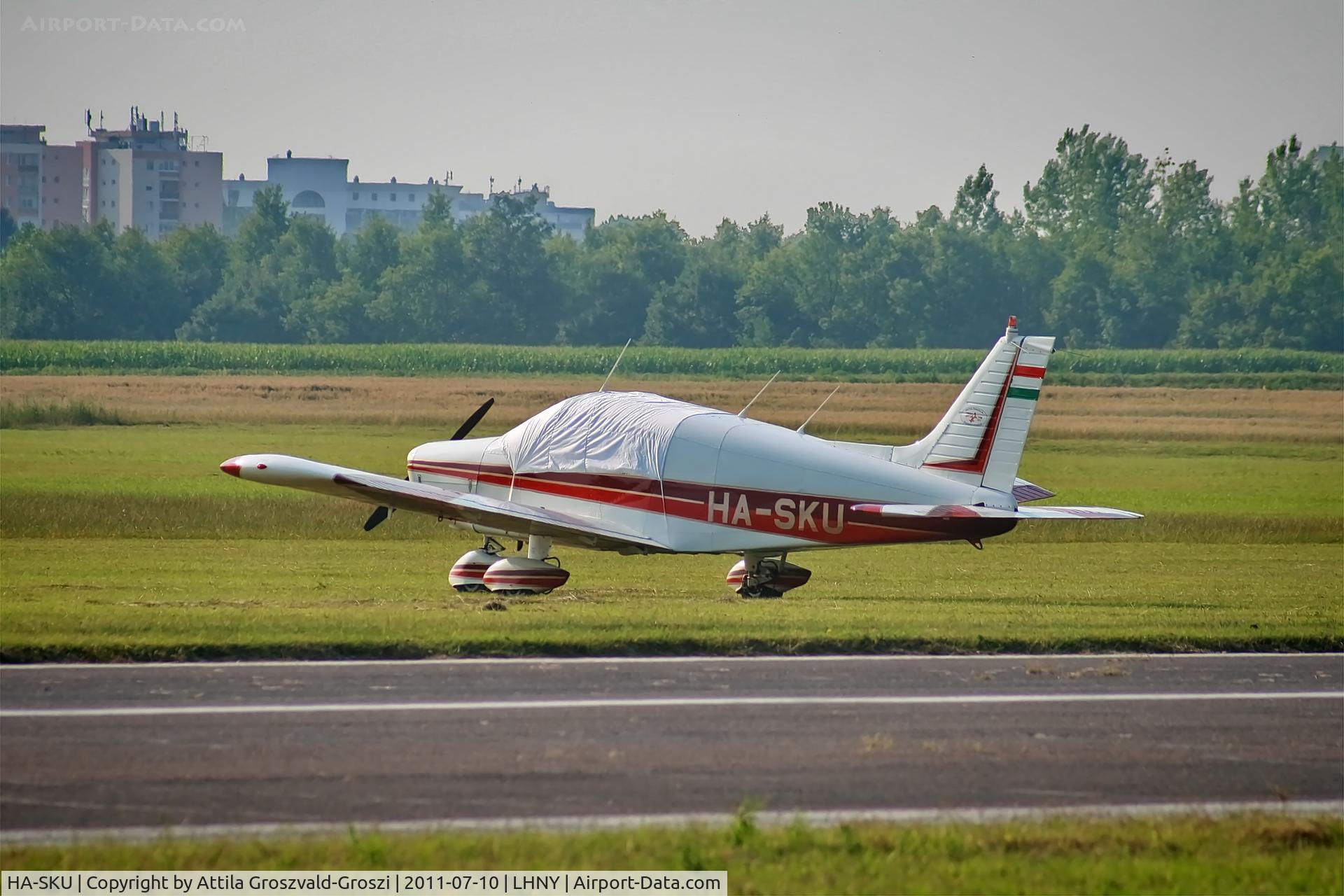 HA-SKU, Piper PA-28-140 Cherokee Cruiser E C/N 28-7225304, LHNY - Nyíregyháza Airport, Hungary