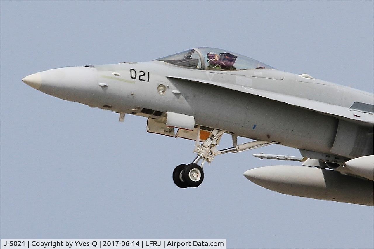 J-5021, McDonnell Douglas F/A-18C Hornet C/N 1370/SFC021, McDonnell Douglas FA-18C Hornet, Take off rwy 26, Landivisiau Naval Air Base (LFRJ) Tiger Meet 2017