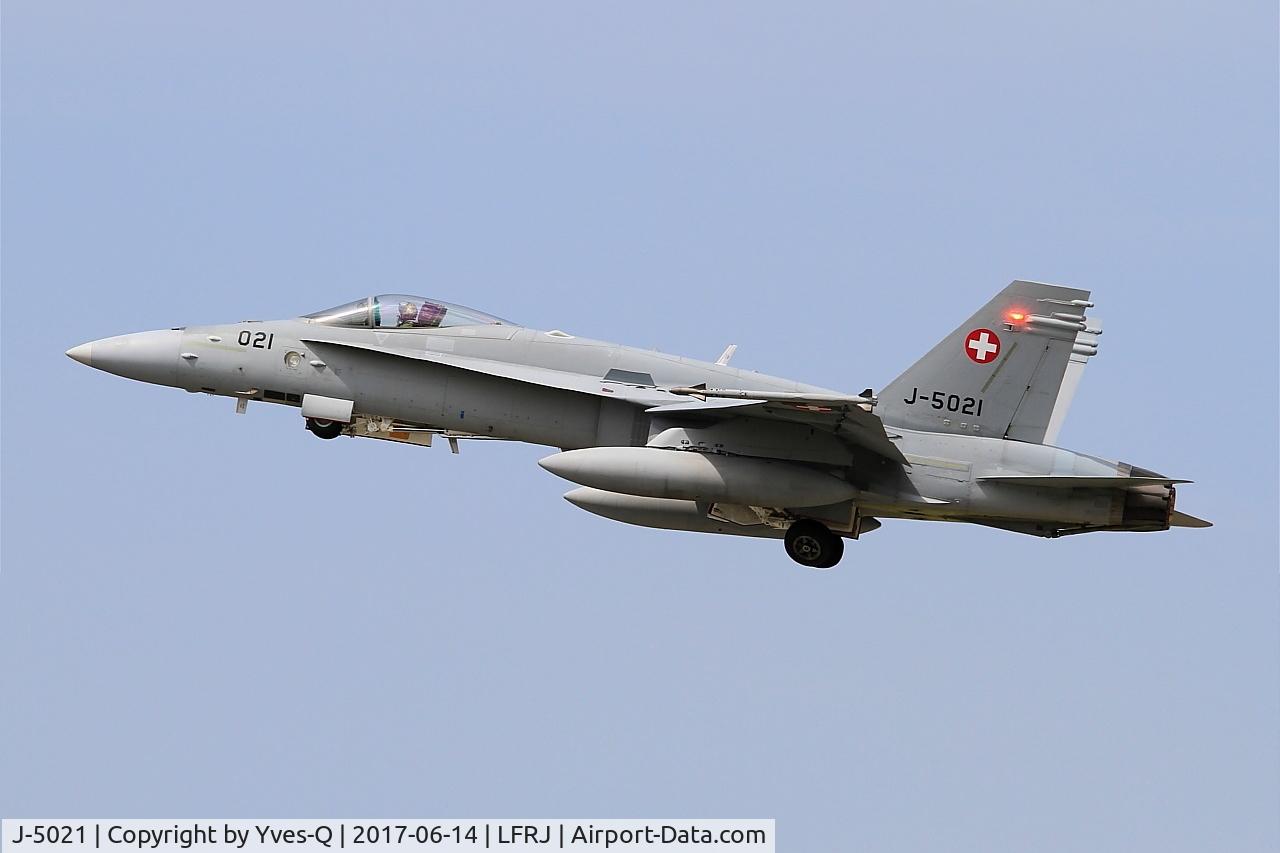 J-5021, McDonnell Douglas F/A-18C Hornet C/N 1370/SFC021, McDonnell Douglas FA-18C Hornet, Take off rwy 26, Landivisiau Naval Air Base (LFRJ) Tiger Meet 2017