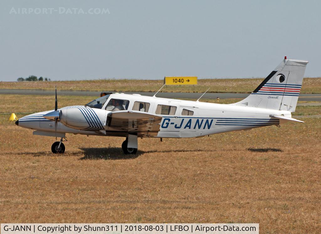 G-JANN, 1988 Piper PA-34-220T Seneca III C/N 34-33133, Taxiing to the grass parking area...