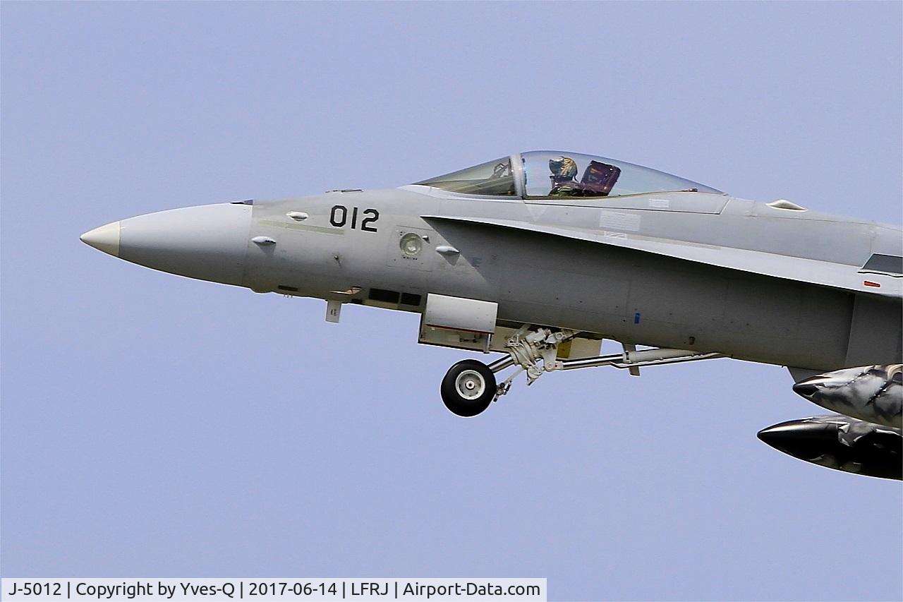 J-5012, McDonnell Douglas F/A-18C Hornet C/N 1352/SFC012, McDonnell Douglas FA-18C Hornet, Climbing from rwy 08, Landivisiau Naval Air Base (LFRJ) Tiger Meet 2017