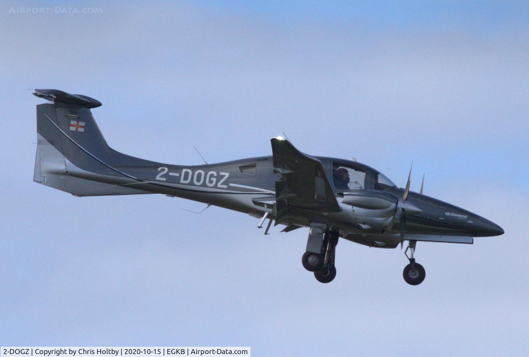 2-DOGZ, 2019 Diamond Twin Star 62 C/N 62.122, Going in to land at Biggin Hill